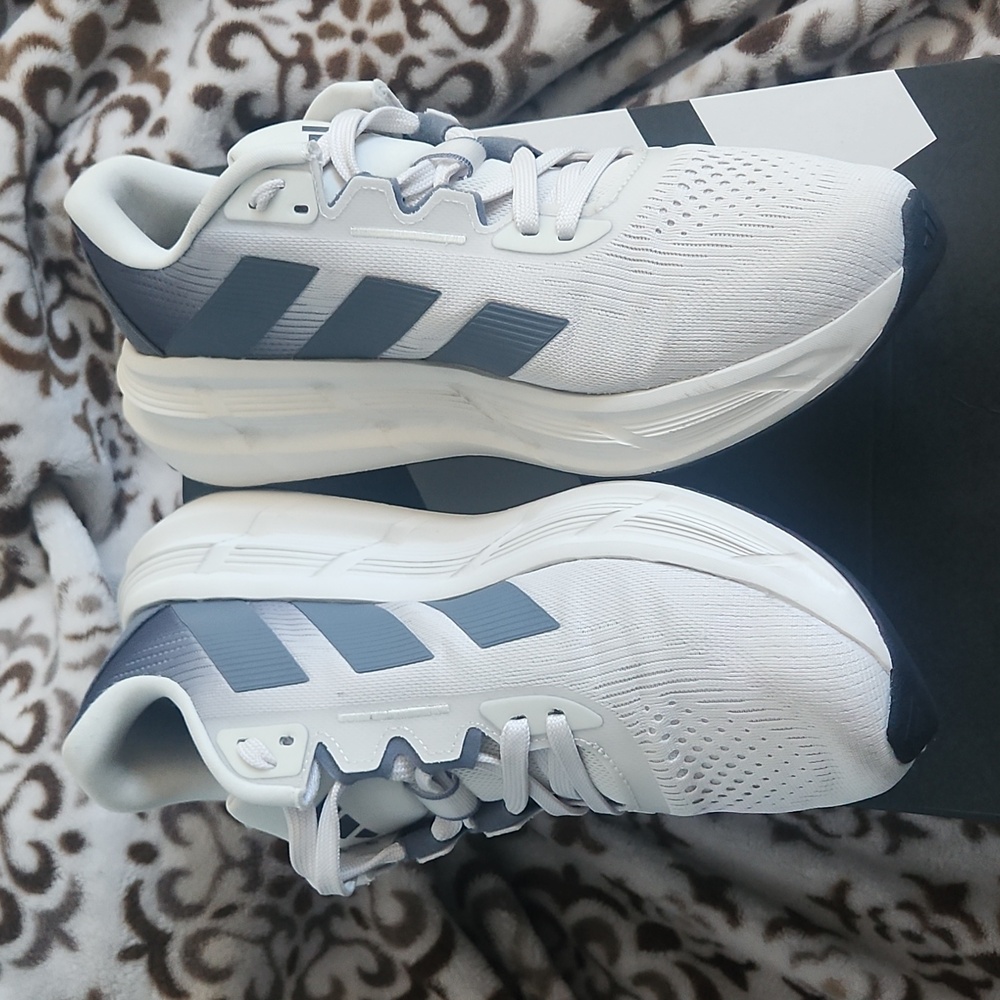 ♥️Adidas Questar 3 Men's White and Gray Sneakers - Picture 2 of 9